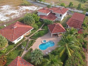 Venta: Propiedad de playa con 4 casas en Santa Clara
