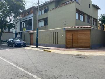 Venta San Isidro, inmueble en esquina, dos propiedades independizadas
