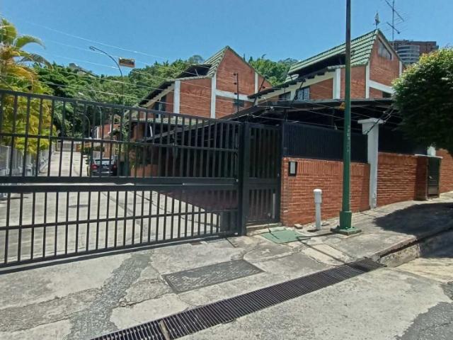 Vendo/alquilo townhouse 266m2 Urb. Miranda 9644