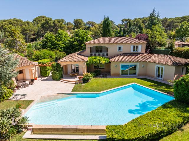 Ventabren 15 min d'Aix en Provence Propriété de prestige avec piscine, dépendances et potentiel foncier