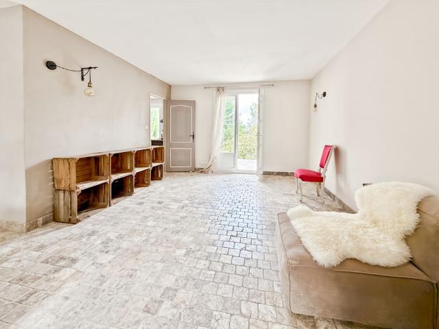VENTABREN – MAISON DE PLAIN PIED 3 CHAMBRES AVEC PISCINE, JARDIN ET VUE NATURE