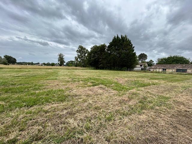 Vente Terrain constructible 1196 m2 Saint Savin