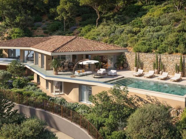 Vente villa 5 chambres vue mer dans un domaine privé a Grimaud