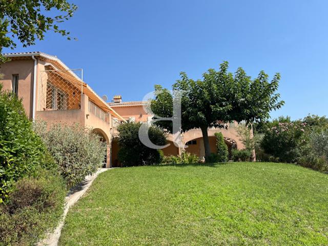 Vente Villa 9 pièces 228 m2 Flassan