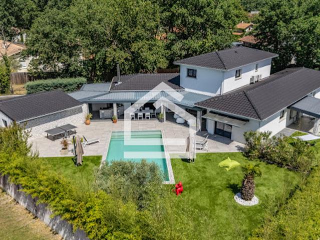Vente Maison 9 pièces 260 m2 Saint Aubin de Médoc