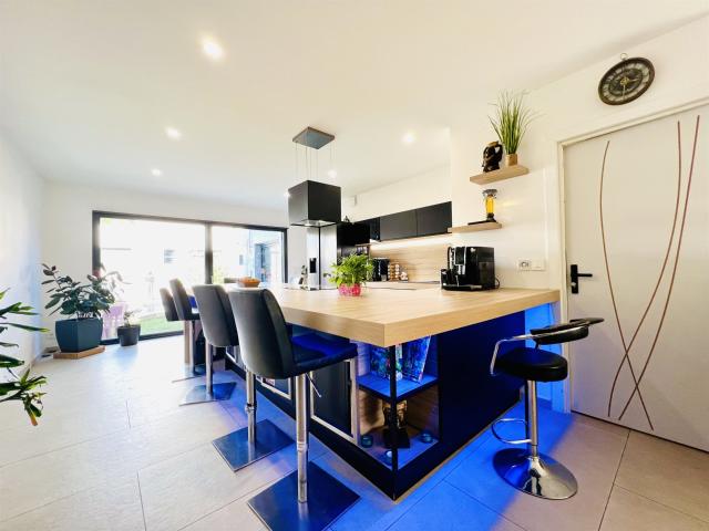 Vente villa T6 avec piscine et garage 188m² Gignac