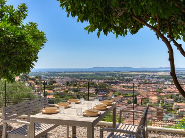 VENTE VILLA T6 SUR LES HAUTEUR DE HYERES PRCOCHE CENTRE VILL