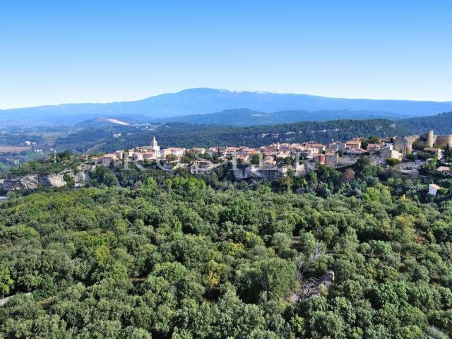 Vente Villa à rénover sur environ 5000 m² de terrain, vue. 175m² Venasque