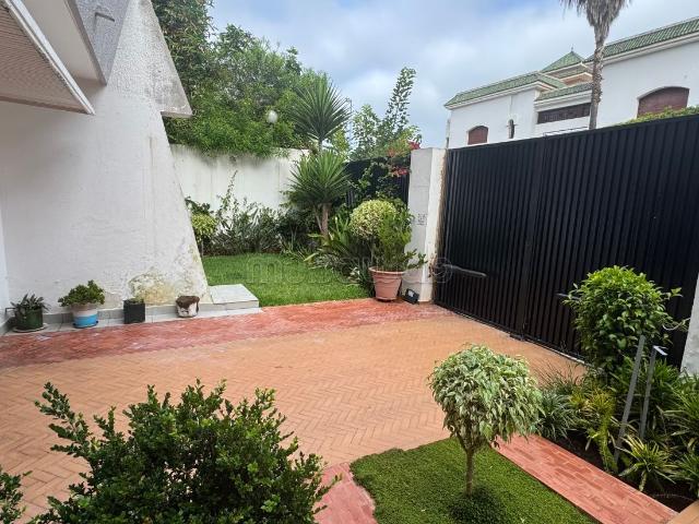 Vente villa de luxe à El Manar El Hank. Surface de 360 m². Terrasse