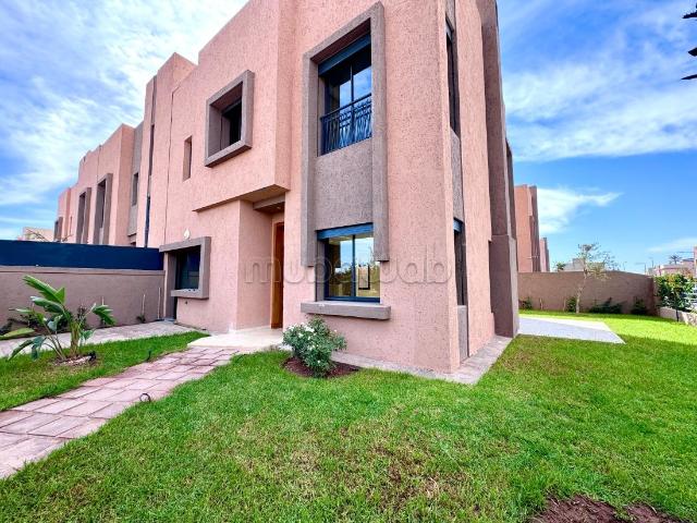 Vente villa de luxe à Hay Targa. 6 pièces. Porte blindée, salon marocain