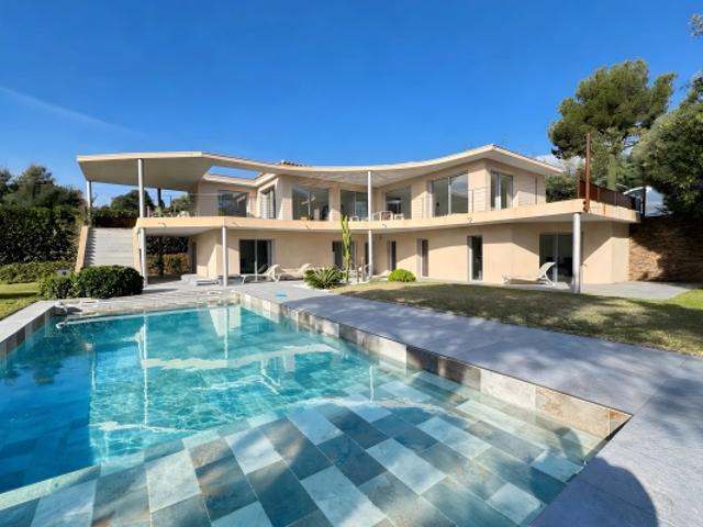 VENTE VILLA MODERNE PROXIMITE DE LA MER GRIMAUD