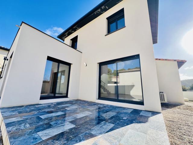 Vente villa moderne T4 de 110m2 avec garage sur 418m2 de ter. 110m² Clermont l'Hérault