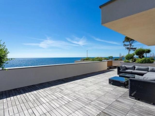 VENTE VILLA PIEDS DANS L´EAU AVEC PISCINE ENTRE SAINT RAPHAEL ET SAINTE MAXIME