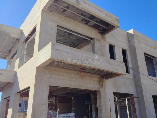 Vente villa semi finie à Route de Fez. Surface totale 398 m². Conciergerie à disposition, système de climatisation