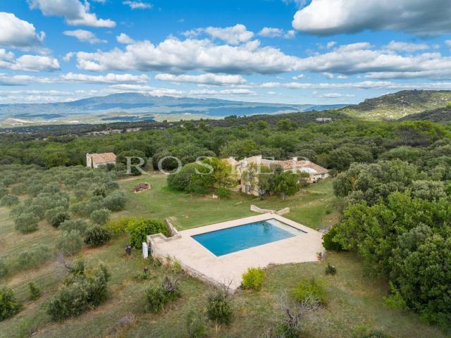 Vente à Venasque: Cette propriété est un véritable bijou de. 398m² Venasque
