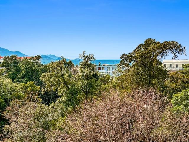 Vente Appartement 4 Pièces 125 m2 avec Chambre de service, Terrasse Vue Mer et Cave Quartier La Plage Marseille 8