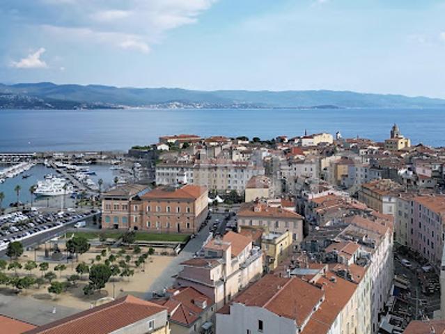 Vente Appartement 4 pièces 136.07 m2 Ajaccio