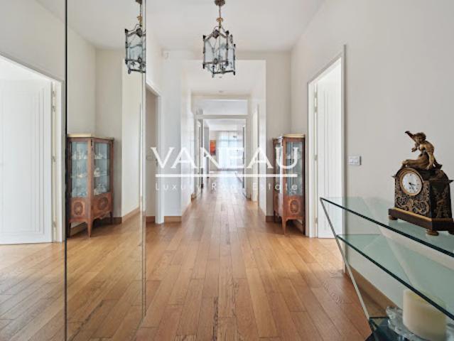 Vente Appartement 4 pièces 157.4 m2 Paris 16ème