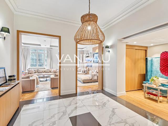 Vente Appartement 7 pièces 240.67 m2 Paris 16ème