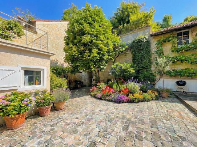 Vente authentique maison en pierre avec cour paysagée et vue panoramique 78600 Le Mesnil Le Roi