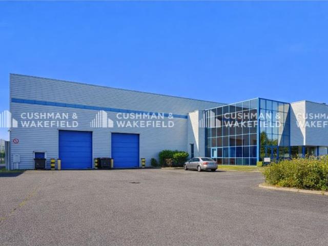 Vente bâtiment d'activités Le Plessis Pâté 3 portes sectionnelles 5x4,5 m