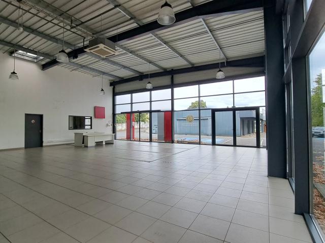 Vente bâtiment professionnel 369m² Saintes