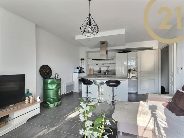 VENTE BEAU 2 PIECES AU CALME ETAT IMPECCABLE FREJUS