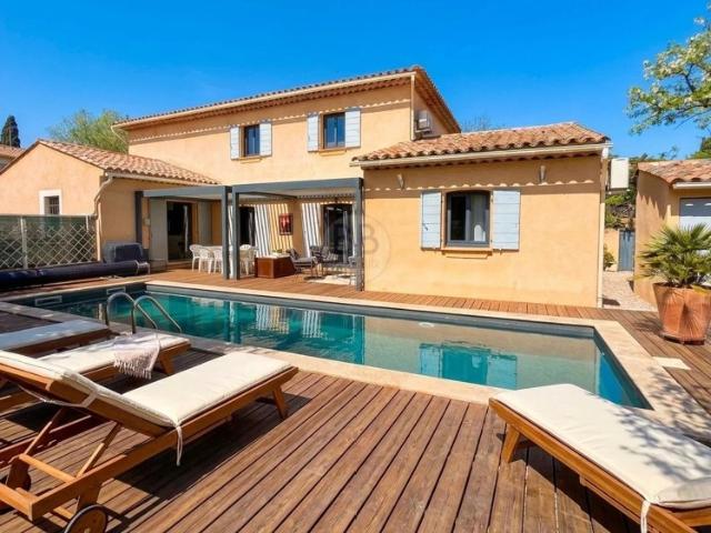 Vente belle villa de 5 pièces située aux arcs commerces à pi