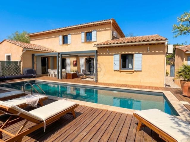 Vente belle villa de 5 pièces située aux arcs commerces à pi