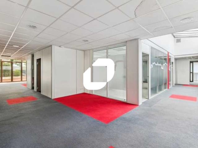 Vente bureaux Courbevoie, proche RER, Tram et Bus