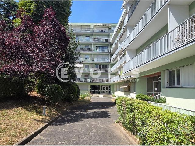 Vente bureaux Ivry sur Seine Métro ligne 7 et RER C à proximité