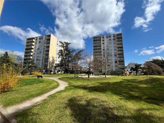 Vente bureau Lyon 8 Proche métro Sans Souci et tram T4