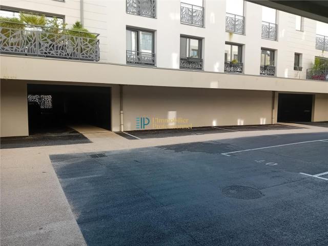 Vente bureau Quimper 2 parkings intérieurs