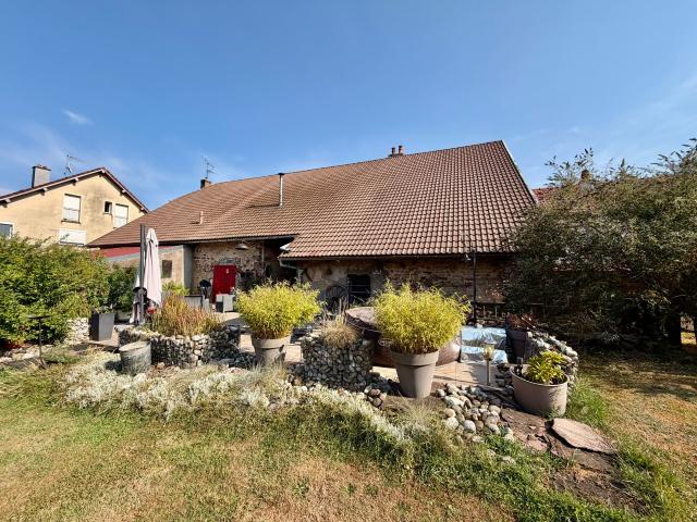Vente charmante maison rénovée, mitoyenne, sur terrain de 24,77 ares ROYE