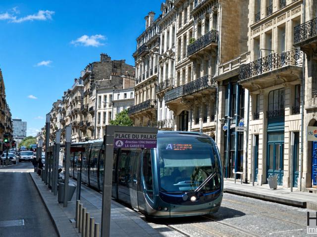 VENTE CONFIDENTIELLE BORDEAUX HOTEL DE VILLE APPARTEMENT DE TYPE 3 DE 132 M2. ET OU BUREAUX.