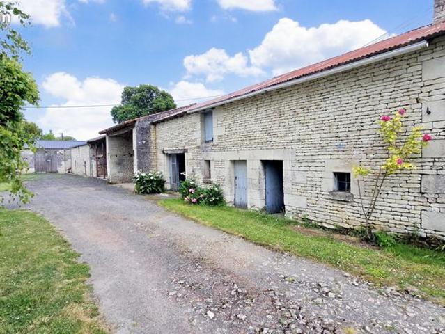 Vente | Corps de ferme | 4p | 3ch | 87 m² | Monts sur Guesnes | Expo Sud Ouest | Jardin