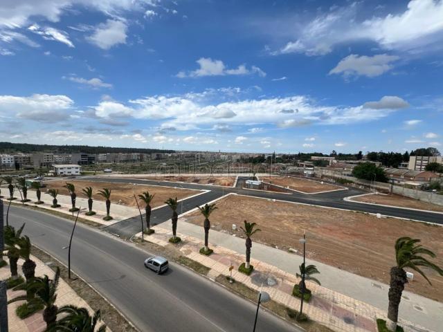 Vente de terrain R plus 4 une seule façade. Surface totale 231 m²