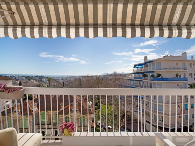 VENTE D'UN APPARTEMENT T2 47 M² LUMINEUX AU 5ÈME ÉTAGE AVEC VUE MER AU CANNET MAIRIE