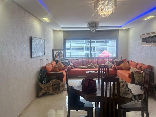 Vente d'un bel appartement à Agdal. Surface de 146 m². Porte blindée, salon marocain traditionnel