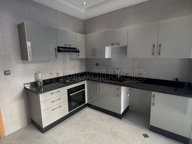 Vente d'un bel appartement à Larache. 3 chambres. Prestation de conciergerie, air conditionné