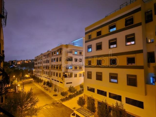 Vente d'un bel appartement à Mghogha. 2 belles chambres. Fenêtres avec double vitrage et porte blindée