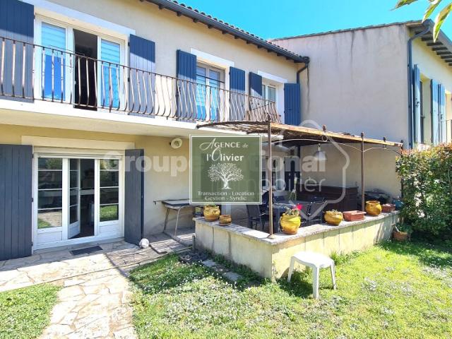 Vente d'une maison avec local professionnel terrain paysagé garage et piscine