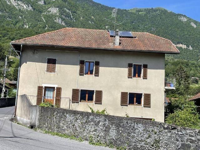 VENTE d'une maison de 6 pièces de 155 m² à AYZE
