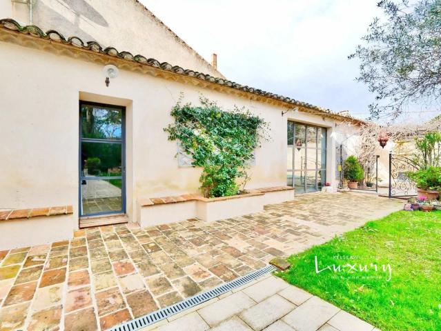 VENTE d'une maison de 8 pièces 335 m² à AIMARGUES