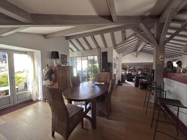 Vente Duplex 3 pièces 141.63 m2 Nimes