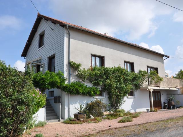 VENTE EN VIAGER OCCUPE, Beau pavillon de 1966, avec 4 chambres, grand jardin paysager et vues superbes.
