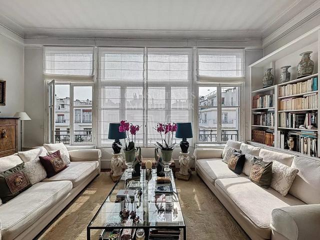 VENTE EN NUE PROPRIÉTÉ: AUTEUIL. DERNIER ÉTAGE VOLUMES EXCEPTIONNELS