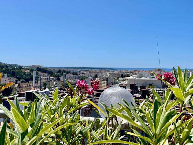VENTE EN NUE PROPRIÉTÉ VUE MER PANORAMIQUE DERNIER ÉTAGE