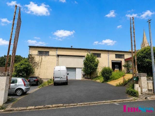 Vente entrepôt Lussac Proche transports en commun