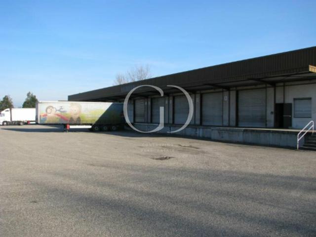 Vente entrepôt Saint Genis Laval 12 quais Proche A450 A7